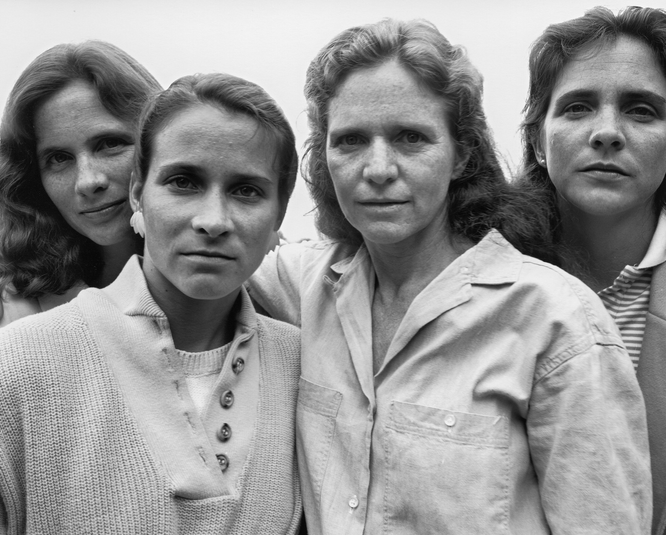 sisters_take_pictures_together_every_year_for_40_years_12