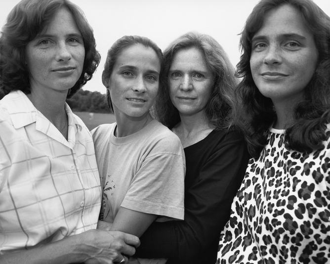 sisters_take_pictures_together_every_year_for_40_years_13