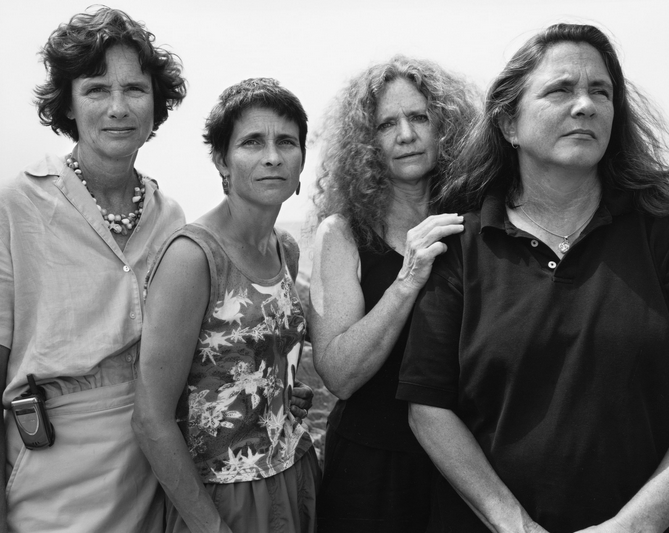 sisters_take_pictures_together_every_year_for_40_years_29