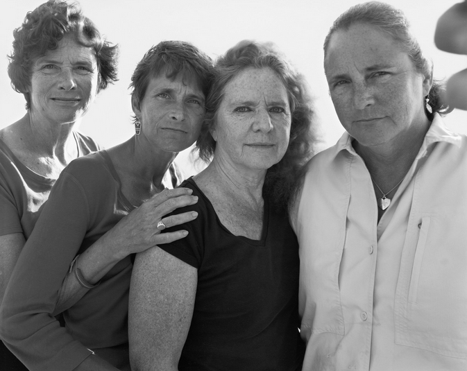 sisters_take_pictures_together_every_year_for_40_years_34