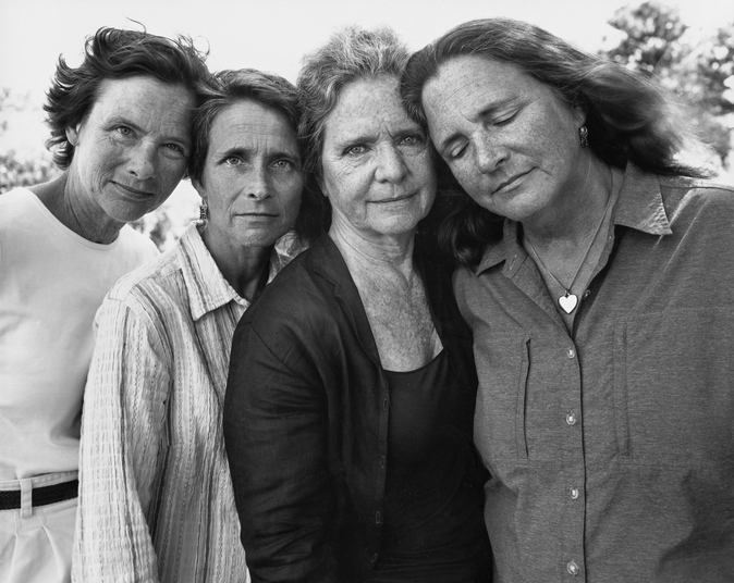 sisters_take_pictures_together_every_year_for_40_years_35
