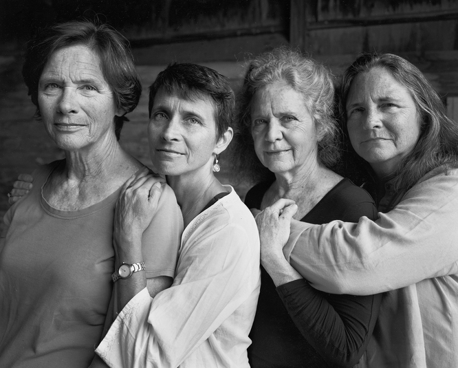 sisters_take_pictures_together_every_year_for_40_years_39