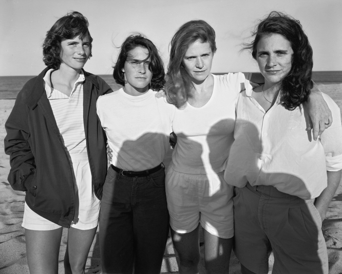 sisters_take_pictures_together_every_year_for_40_years_9